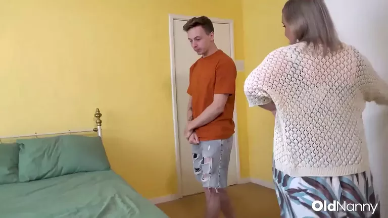 Krągłe mamuśki, Mamuśka w bieliźnie, Ostry seks z mamuśką