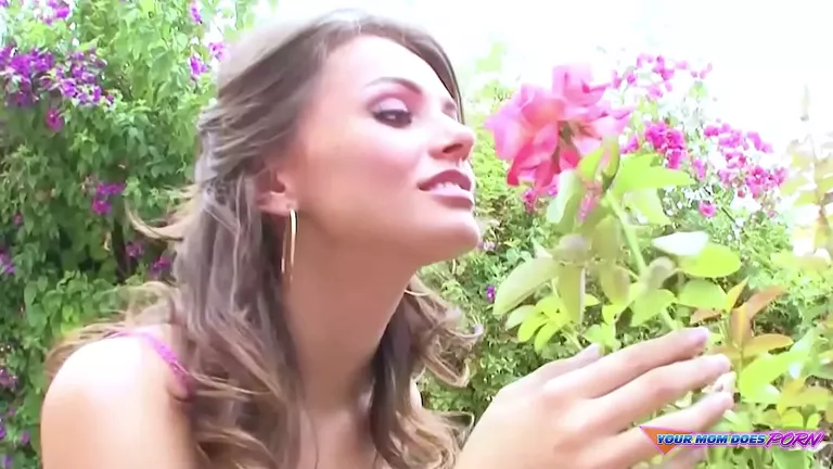 Bujne mame, Sperma po maminom licu, Vruće MILF mame