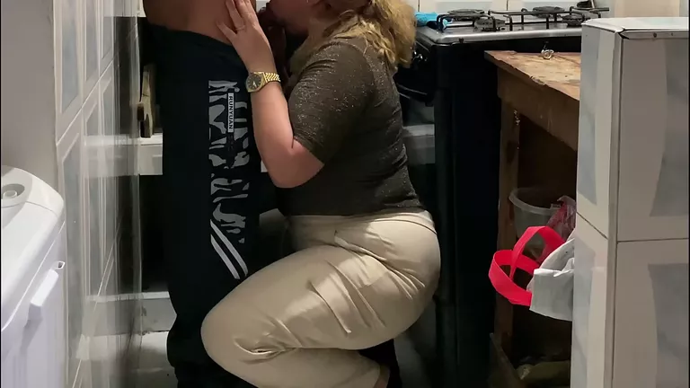 Mamuśka w kuchni, Cycata mamuśka, Gorące mamuśki MILF