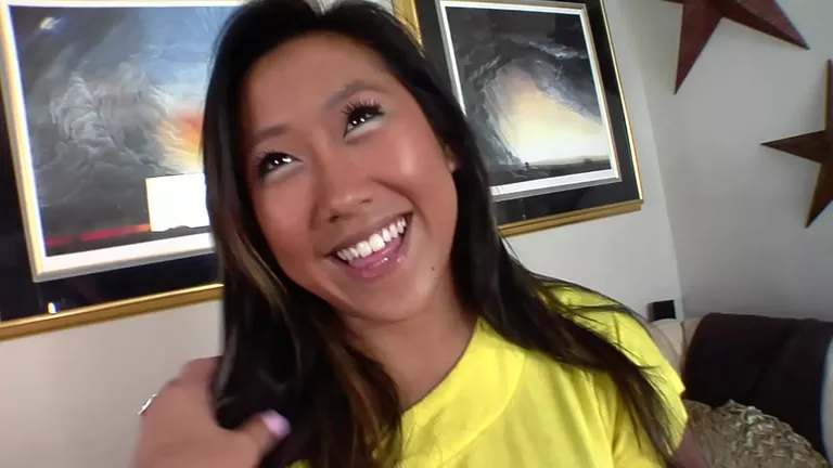 Asiatiske mammaer, Mamma og stor kuk, Blowjob fra mamma